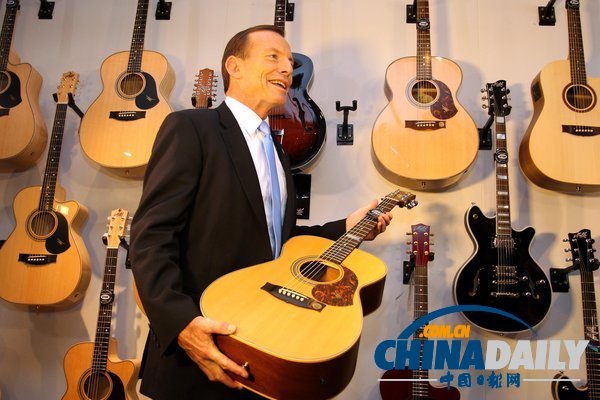 澳反對黨領(lǐng)袖視察吉他工廠 爭當(dāng)“文藝男”