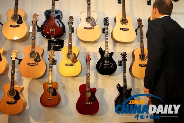 澳反對黨領(lǐng)袖視察吉他工廠 爭當(dāng)“文藝男”