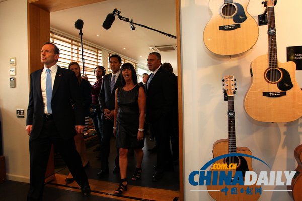 澳反對(duì)黨領(lǐng)袖視察吉他工廠 爭(zhēng)當(dāng)“文藝男”