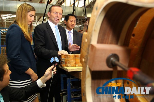 澳反對黨領(lǐng)袖視察吉他工廠 爭當(dāng)“文藝男”