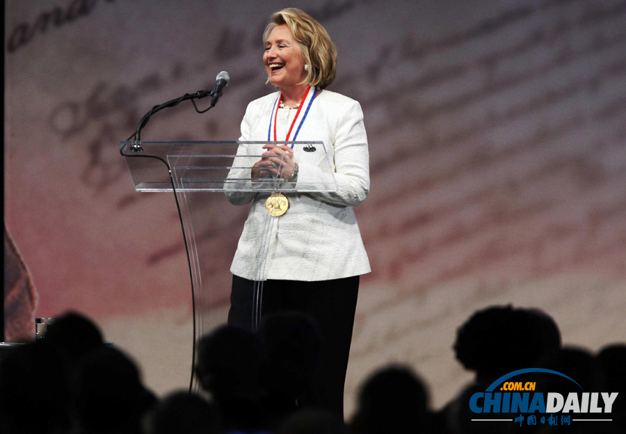 希拉里獲頒“自由勛章” 民眾場外抗議(高清組圖)