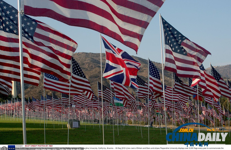 奧巴馬出席9·11事件紀(jì)念活動 天氣炎熱狂擦臉