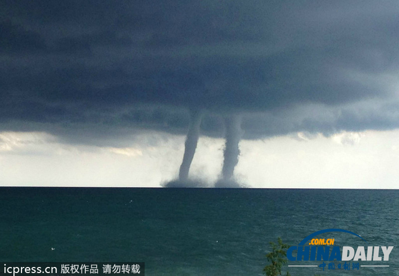 美國(guó)密歇根湖面出現(xiàn)“雙龍吸水”奇觀