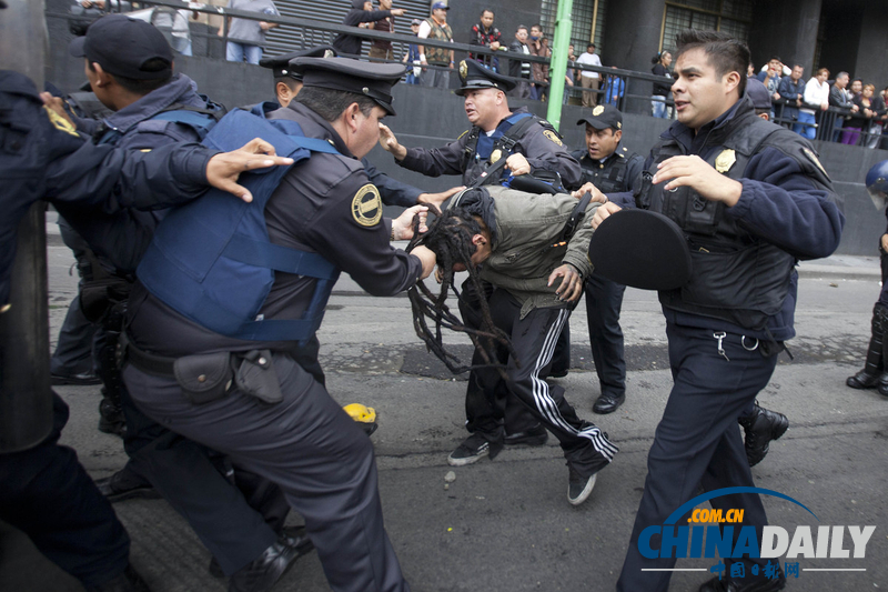 墨西哥警察對(duì)抗議教師進(jìn)行暴力清場(chǎng)（組圖）