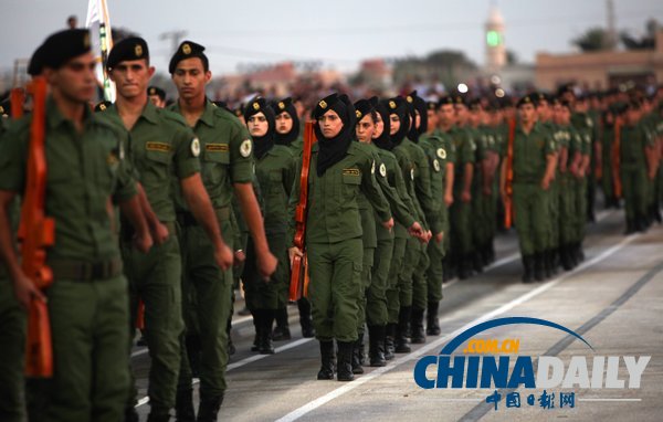 巴勒斯坦第一批女兵獲學(xué)士學(xué)位 手握木槍接受檢閱