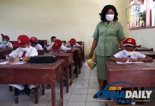 印尼錫納朋火山爆發(fā) 學生戴口罩淡定上課（組圖）