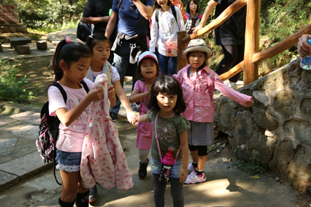 9國(guó)外交官參加“登長(zhǎng)城，賞金秋”活動(dòng)