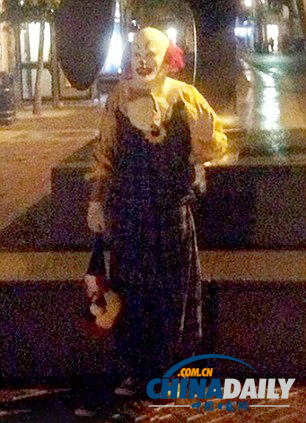 英男子深夜街頭扮恐怖小丑引恐慌