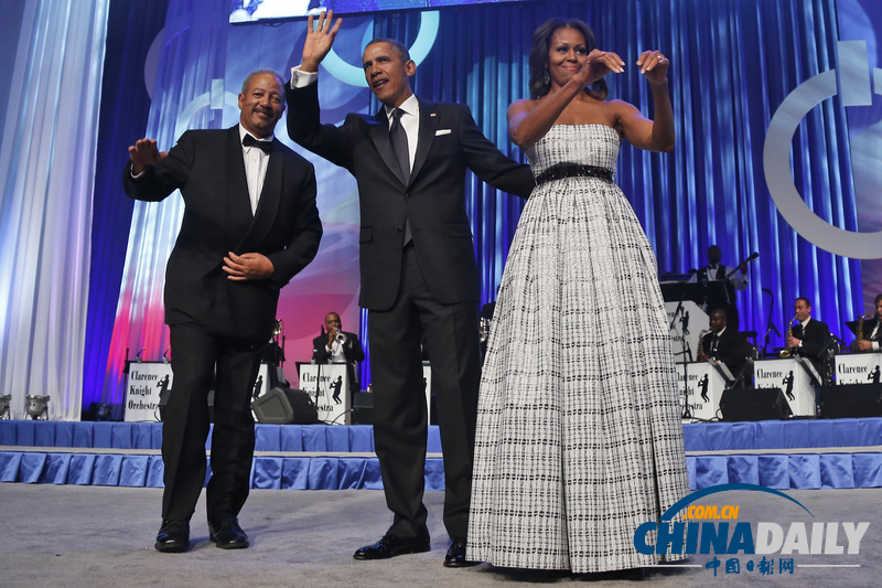 奧巴馬夫婦出席非裔議員頒獎(jiǎng)晚宴 親密擁吻大秀恩愛(組圖)