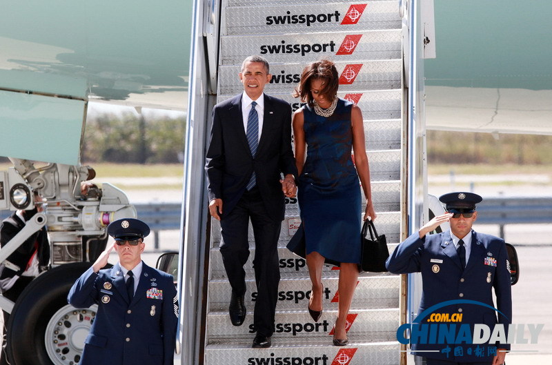 奧巴馬攜夫人乘專機(jī)參加聯(lián)合國大會 米歇爾揉眼睛顯疲勞