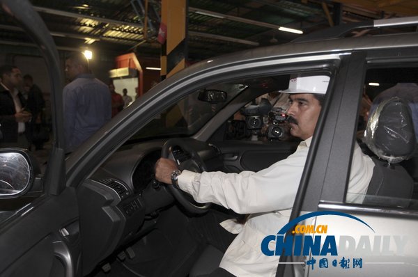 委內(nèi)瑞拉總統(tǒng)視察工廠試駕汽車 采用中國(guó)技術(shù)生產(chǎn)