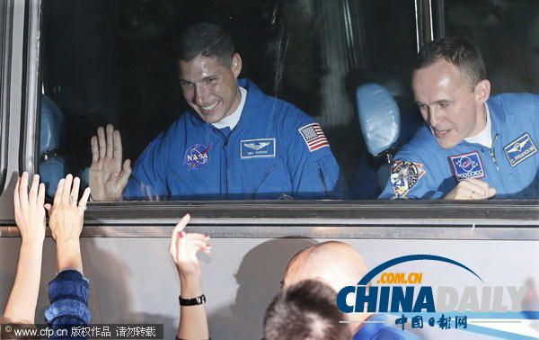 聯(lián)盟號宇宙飛船發(fā)射在即 遠征37宇航員“笑對挑戰(zhàn)”