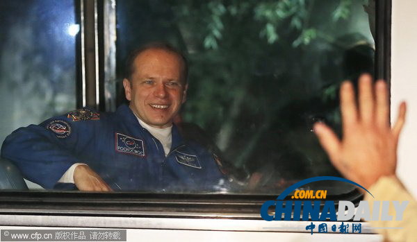 聯(lián)盟號宇宙飛船發(fā)射在即 遠征37宇航員“笑對挑戰(zhàn)”