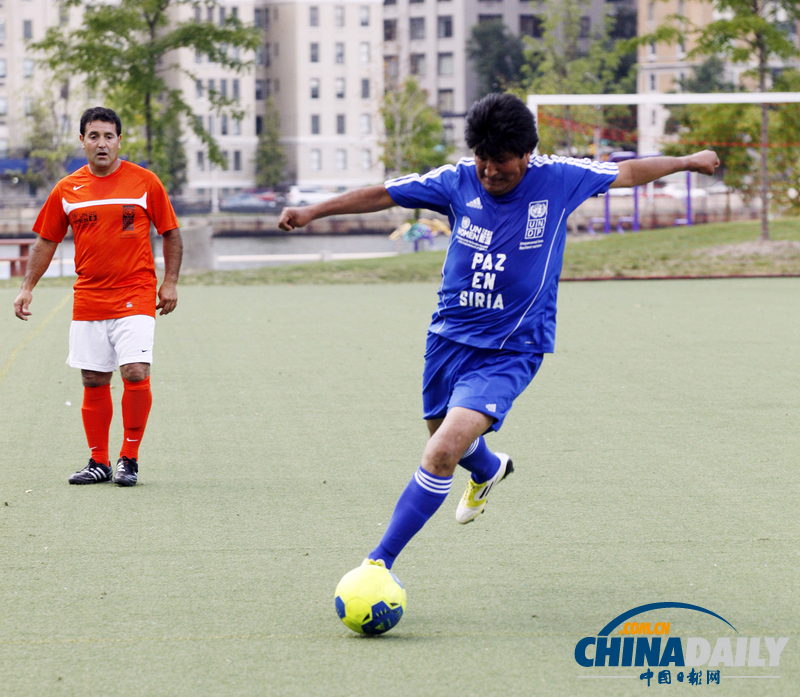 玻利維亞總統(tǒng)紐約秀球技 呼吁停止針對女性暴力(組圖)