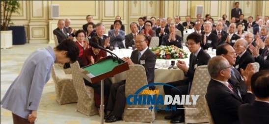 樸槿惠就韓國(guó)縮小養(yǎng)老金發(fā)放范圍鞠躬致歉(圖)