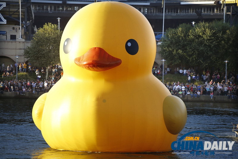 大黃鴨亮相美國(guó)匹茲堡引數(shù)千人圍觀