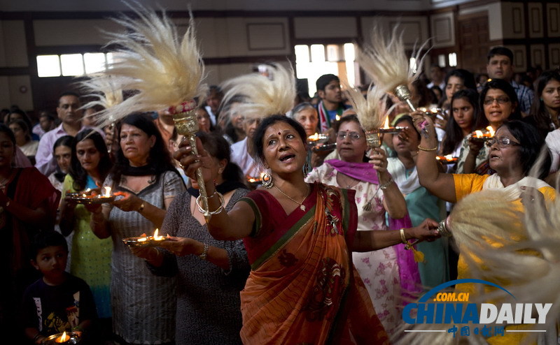 肯尼亞宗教信徒跳舞點(diǎn)蠟燭悼念商場襲擊案中遇難者