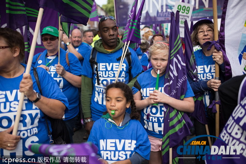 英國民眾集會抗議政府削減各項支出