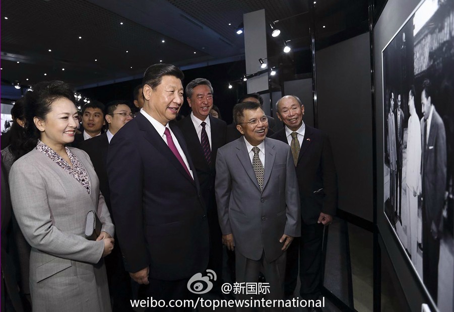 習(xí)近平參觀中印尼友好圖片展