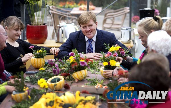 荷蘭國(guó)王走進(jìn)敬老院“照看鄰居”與老人兒童共進(jìn)午餐（組圖）