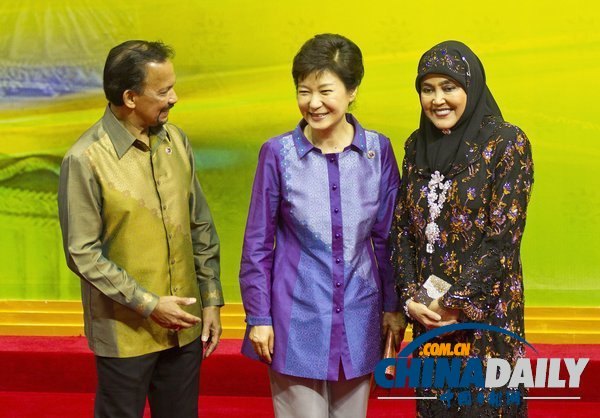 東盟峰會(huì)舉行歡慶晚宴 英拉搶鏡安倍黯然（組圖）