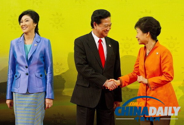 東盟峰會:越南總理“艷福不淺” 獲韓泰兩美女政客“夾擊”