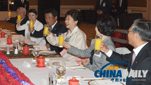 樸槿惠著韓服印尼見(jiàn)同胞 與兒童組愛(ài)心顯清純（圖）