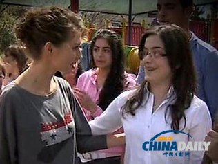 敘總統(tǒng)夫人現(xiàn)身電視屏幕 重申不會(huì)離開敘利亞
