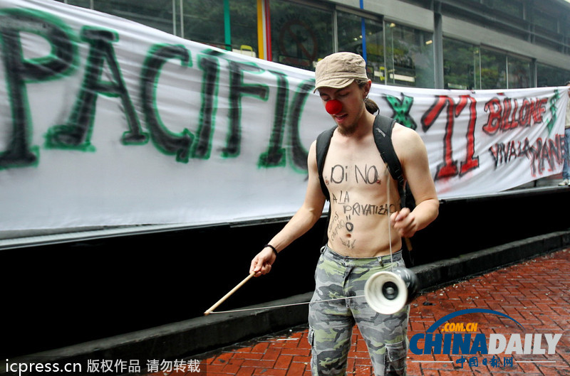 哥倫比亞學(xué)生赤身裸體 抗議教育體系缺陷和財(cái)政赤字