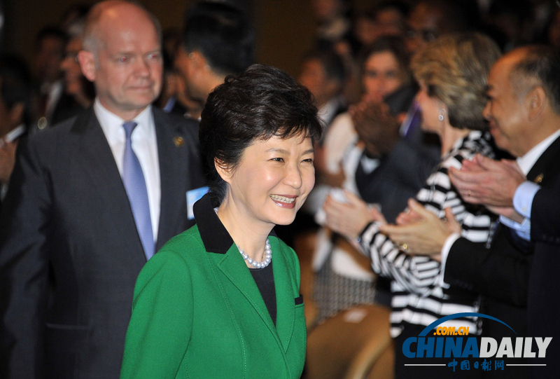 樸槿惠出席首爾互聯(lián)網(wǎng)會(huì)議 為韓國(guó)超萌小帥哥“折腰”（組圖）