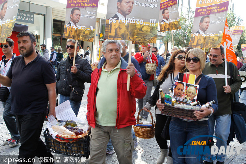 希臘財(cái)長(zhǎng)稱父母僅“吃低保” 民眾回以諷刺集體捐贈(zèng)食物