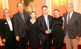 美國(guó)女積極分子會(huì)晤斯諾登 稱(chēng)他未被俄監(jiān)控(圖)