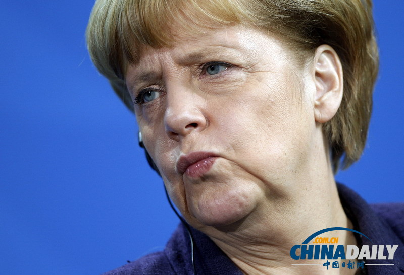 默克爾與阿巴斯會晤 表情多變做“槍擊”手勢