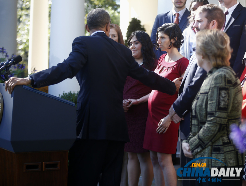 奧巴馬宣傳醫(yī)改 轉身伸手幫助孕婦保持平衡