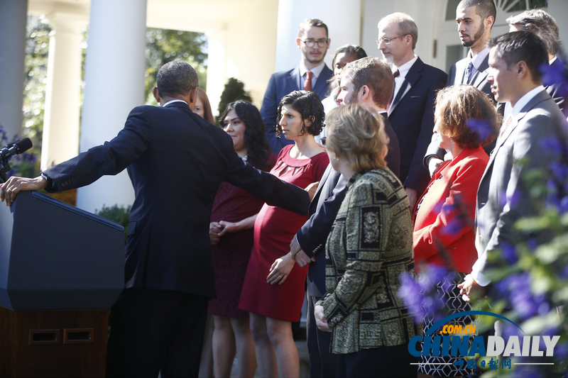 奧巴馬宣傳醫(yī)改 轉(zhuǎn)身伸手幫助孕婦保持平衡