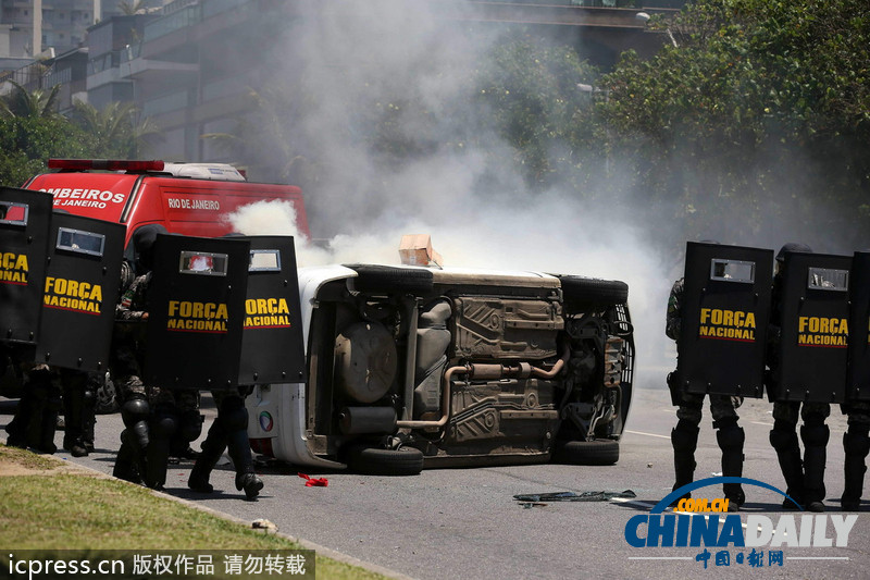 巴西民眾抗議政府拍賣油田 與軍警發(fā)生激烈沖突