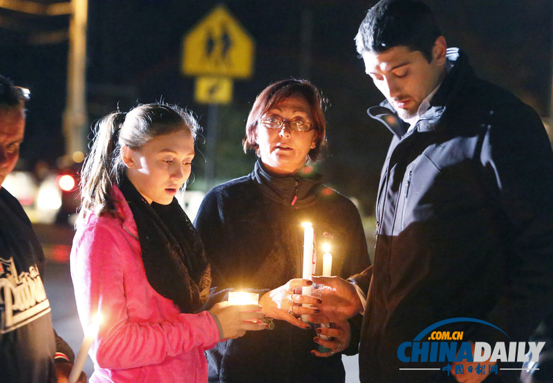 數(shù)百美國人悼念內(nèi)華達中學槍擊案死難者(高清組圖)