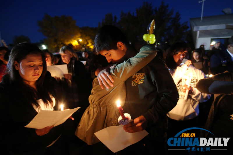 數(shù)百美國人悼念內(nèi)華達(dá)中學(xué)槍擊案死難者(高清組圖)