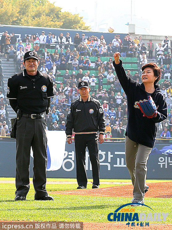 樸槿惠穿日本球鞋為韓國賽事開球 遭網(wǎng)民指責(zé)（圖）