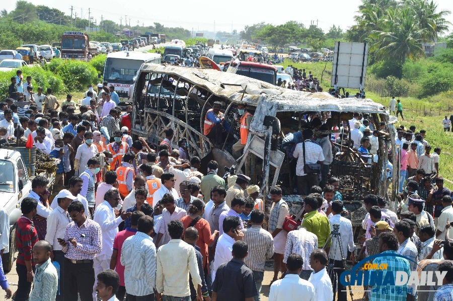 印度惡性客車事故至少致死44人 車體被燒穿