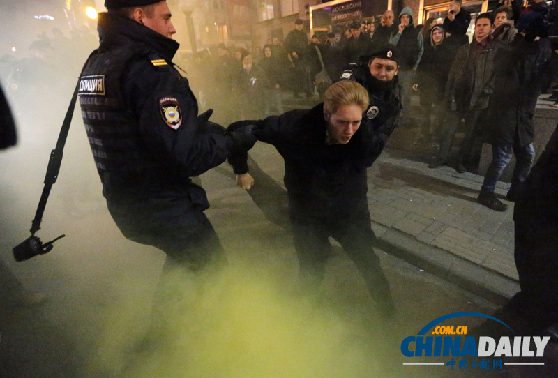 俄羅斯反對派集會捍衛(wèi)自由集會權(quán) 遭警察逮捕（組圖）