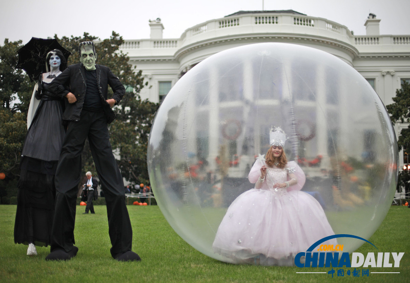 組圖：奧巴馬夫婦為兒童派發(fā)糖果迎萬圣節(jié)