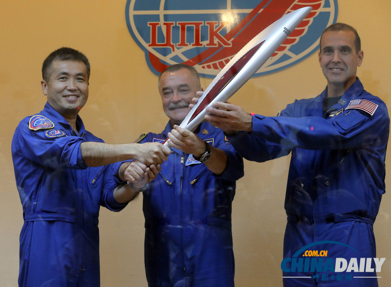 俄美日宇航員臨行合影 將首度傳遞奧運(yùn)圣火至太空(高清組圖)