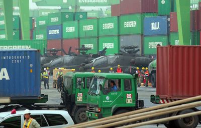 6架美阿帕奇直升機(jī)抵臺(tái) 秘密組裝測試