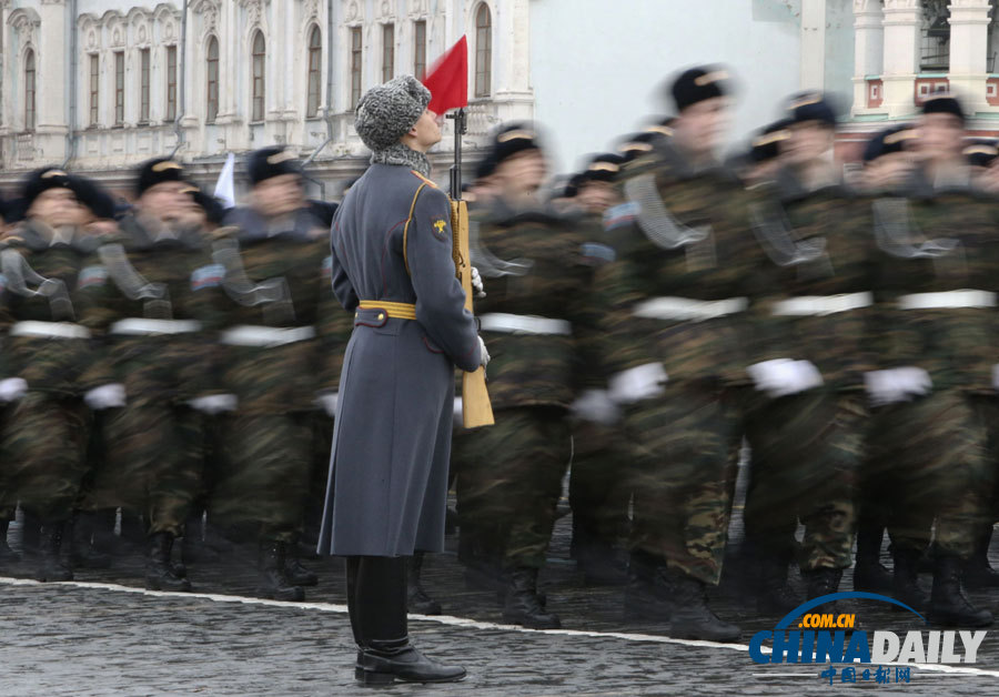 俄羅斯舉行隆重閱兵儀式 紀(jì)念1941年紅場(chǎng)閱兵72周年(高清組圖)