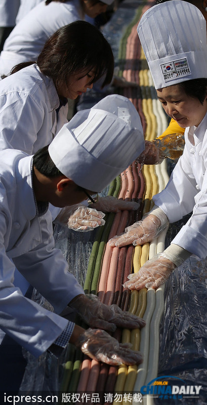 超長(zhǎng)彩色年糕亮相韓國(guó) “迎接”韓國(guó)“光棍節(jié)”（圖）