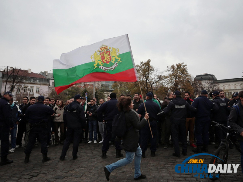 保加利亞學(xué)生舉行反政府示威 與警察激烈沖突