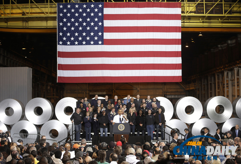 奧巴馬視察鋼鐵廠 戴安全帽與工人親切交流