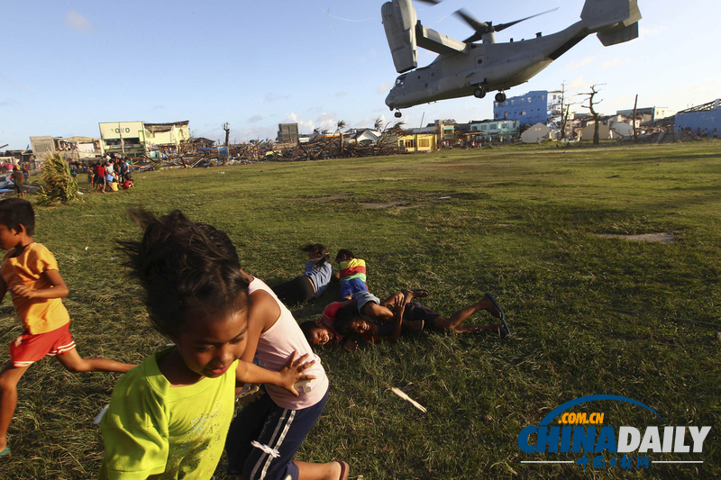 菲律賓少年不識(shí)愁滋味 等待救援期間仍樂觀玩耍