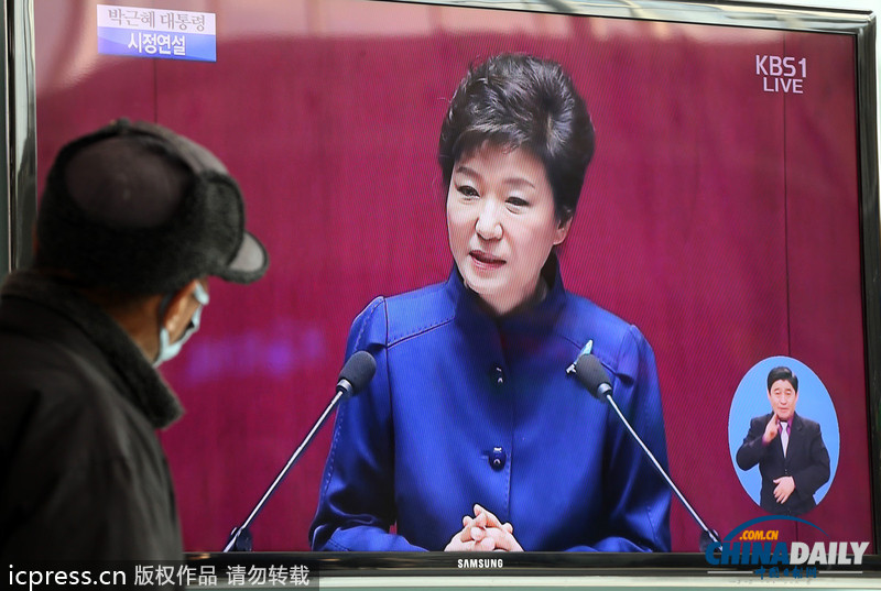 樸槿惠首次發(fā)表施政演講 遭反對黨剃光頭戴口罩抗議